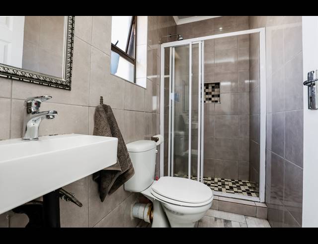 6 BEDROOM FREEHOLD FOR SALE IN BLUFF